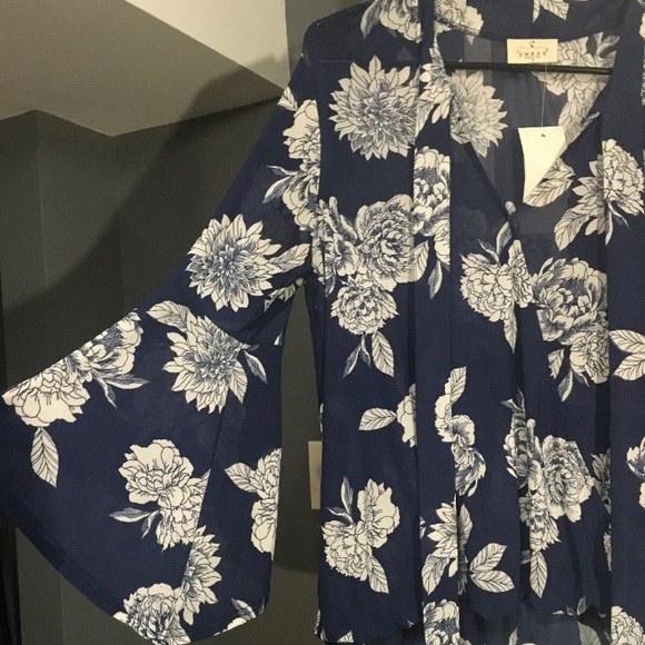 🌺bell sleeve flower blouse🌺 - Picture 1 of 3